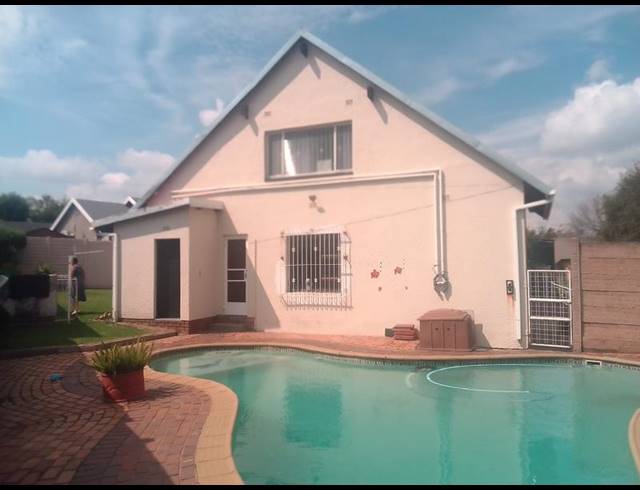 4 BEDROOM HOUSE FOR SALE IN CASTLEVIEW